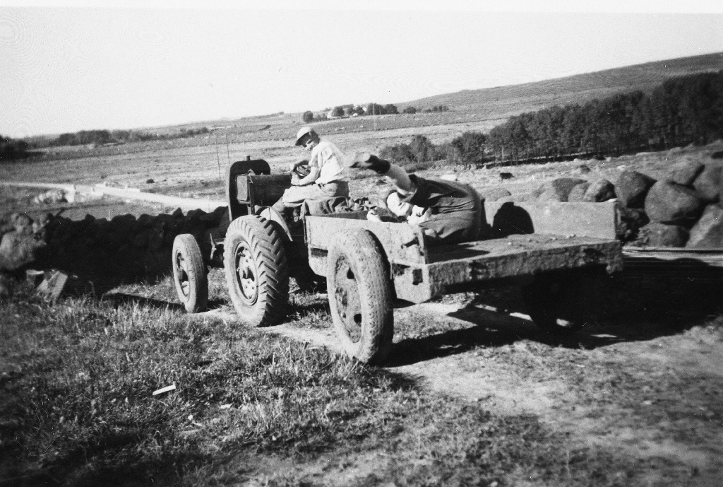 Olav O. Fosse (1908 - 2002) skal på epleopptak med den heimelaga traktoren.