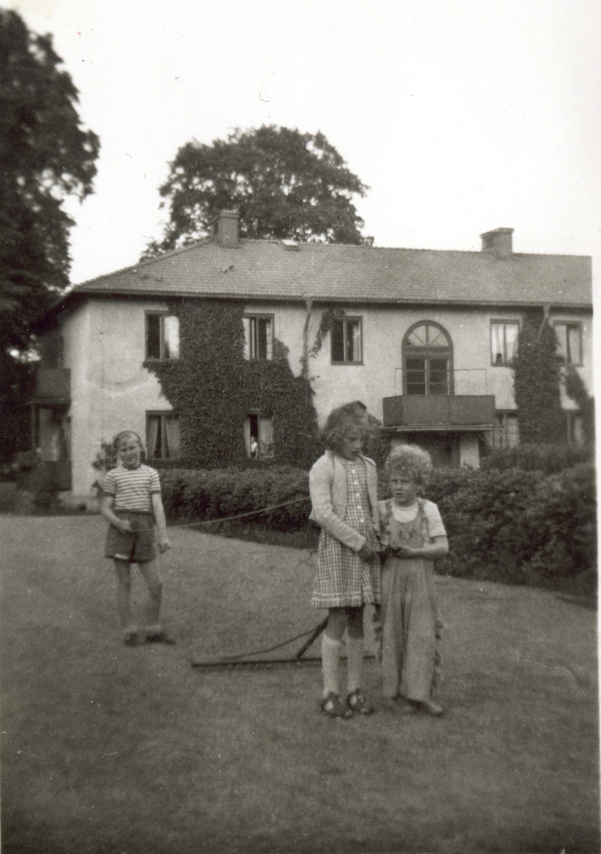 Urban, Eva och Per Ehrnvall leker hästar och kusk, Uppsala Ålderdoms- och sjukhem, Svartbäcken, Uppsala 1948