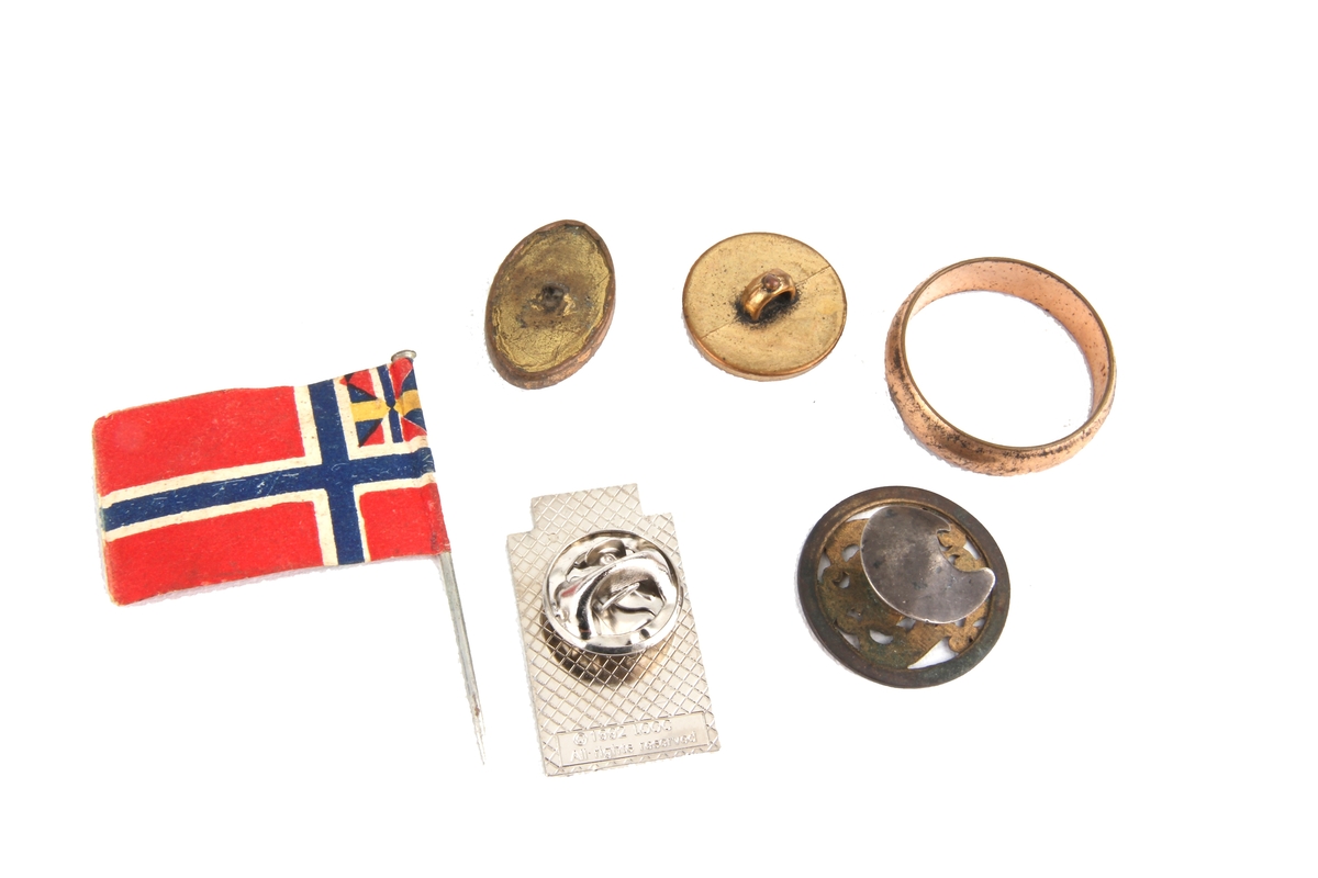 En nål med papirflagg med unionsmerket ("sildesalaten"), samt fire ulike jakkenåler og  én ring.