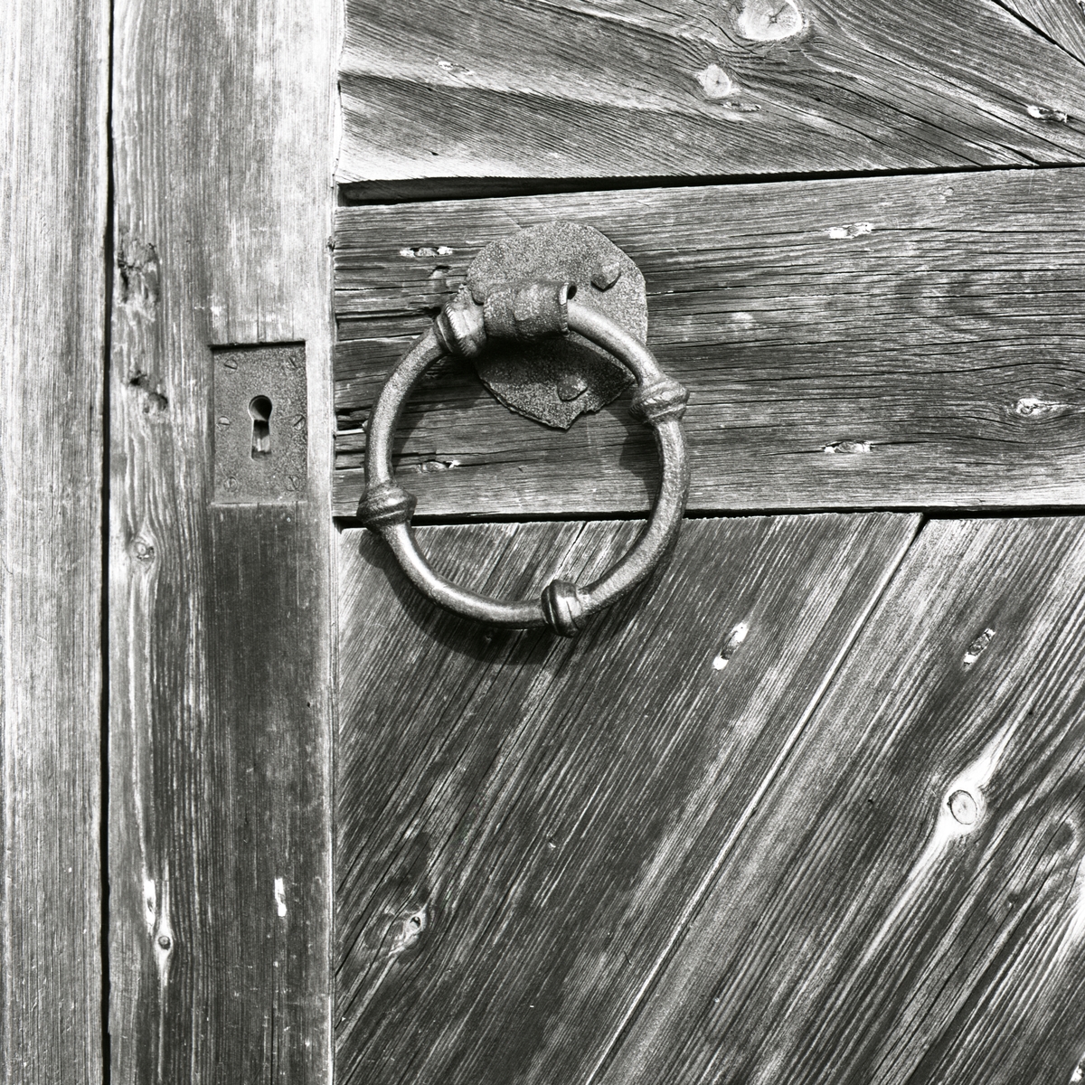 Ett lås och handtag på en gammal dörr den 9 april 1984.