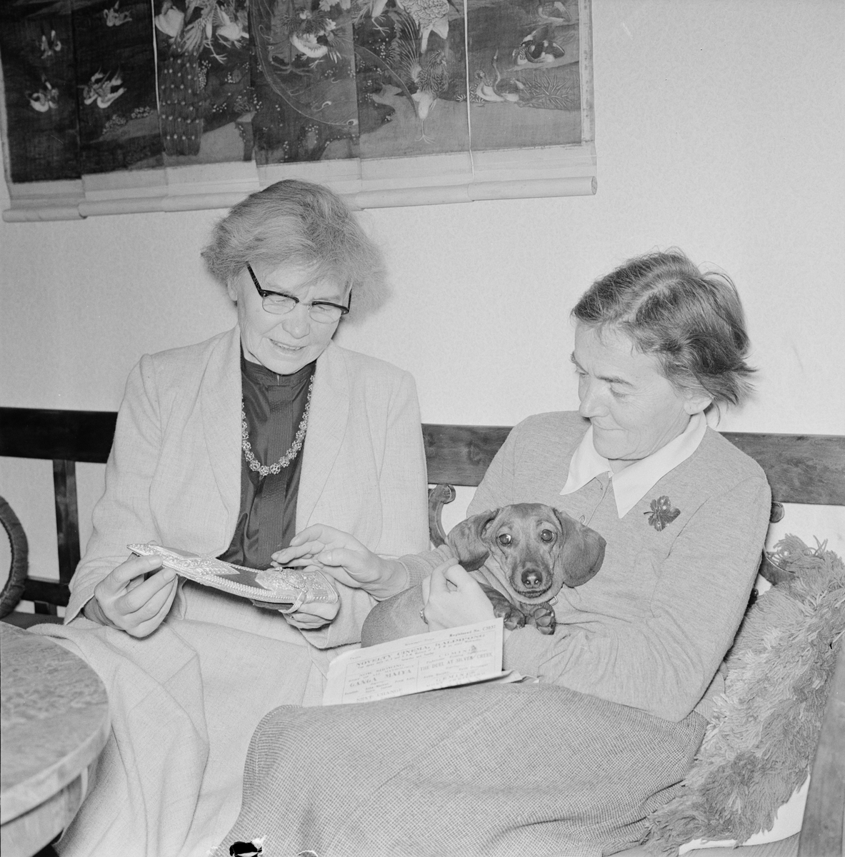 Ruth Svensson och Toni Schmid med föremål från tidigare resa, Uppsala 1956