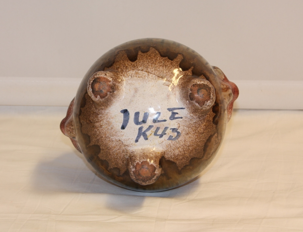 Form: Kjegleforma vase med dyremotiv.