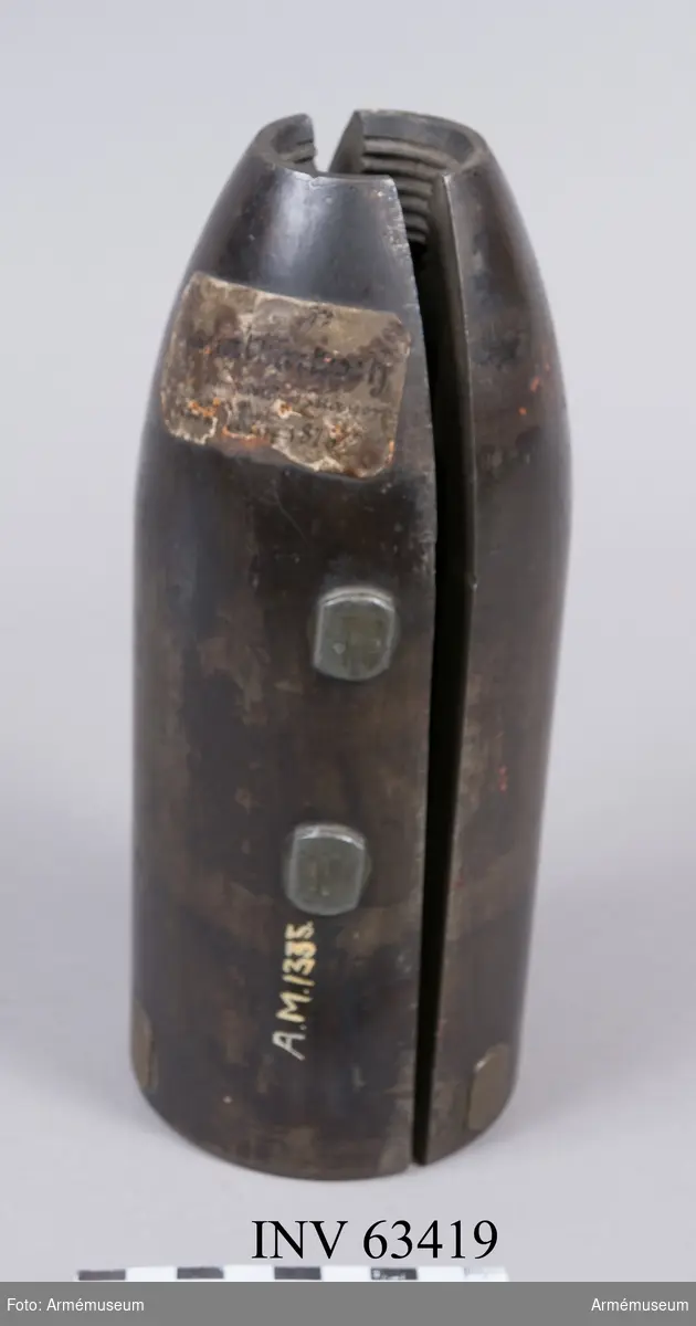 Grupp F II.
9 cm granatkartesch i två halvor. För 250 stycken blykulor till 9 cm (3") försökskanon. Enligt ritning den 27/6 1876.
1875-76 års skjutförsök.