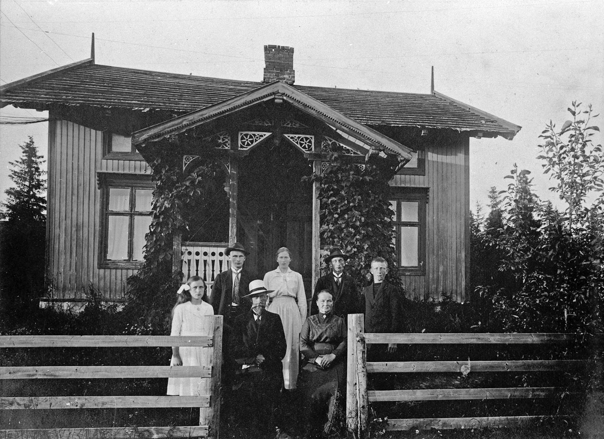 Sju personer foran et hus. Sittende foran: Karl og Berthe Kluften. Stående fra venstre: Bertha, Petter, Magda, Johan og Fritjof, alle med etternavn Kluften.