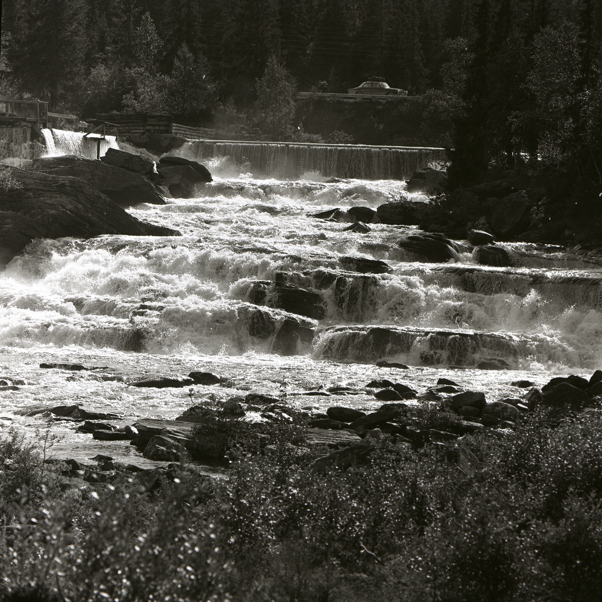 Ett forsande vattenfall rinner ner över stenar i trappform, 1961.