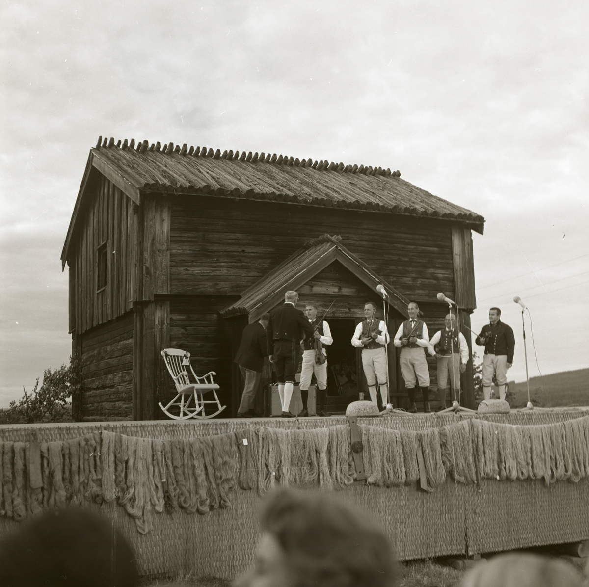 Under landskapsleken uppträder spelmän med fioler, 10 juli 1965 i Järvsö.