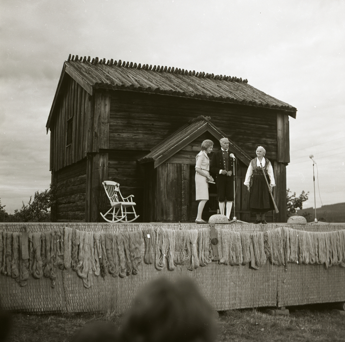 En man och två kvinnor håller tal under landskapsleken, 10 juli 1965 i Järvsö.