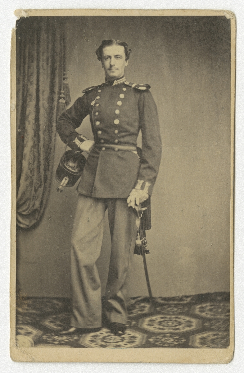 Porträtt av Fredrik Christer Sigismund (Sigge) Flach, officer vid Västgöta regemente I 6.
Se även bild AMA.0007243 och AMA.0007290.
