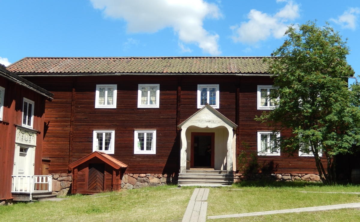 Västerängsstugan på Skansen är en parstuga med framkammarstuga, timrad i två våningar. Fasaden är målad med röd slamfärg, sadeltaket är klätt med enkupigt tegel. På gårdssidan finns en timrad överbyggnad till källaren samt en förstugukvist. 

Västerängsstugan kommer från Västerängs by, Delsbo socken i Hälsingland. Den uppfördes på Skansen under åren 1939-1940.