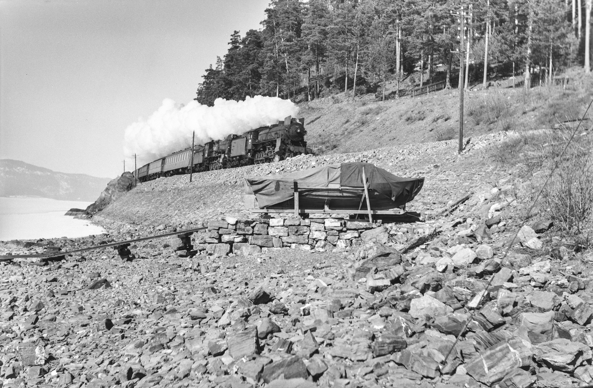 Tog fra Otta til Oslo Ø, tog 308B, ved Furuberget mellom Jessnes og Hamar. Toget trekkes av damplokomotiv type 31b nr. 402 og type 30b nr. 364.