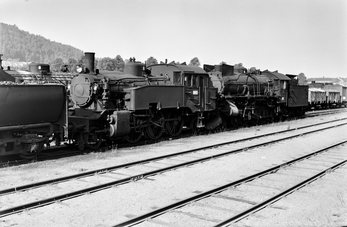 Hensatt damplokomotiv type 32a nr. 407 og type 32a nr. 284 i Lodalen i Oslo.