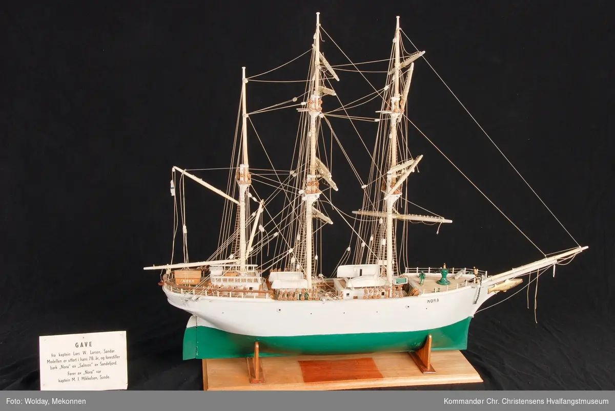Skipsmodell i tre av bark NORA ex. SALMON og CARL BECH