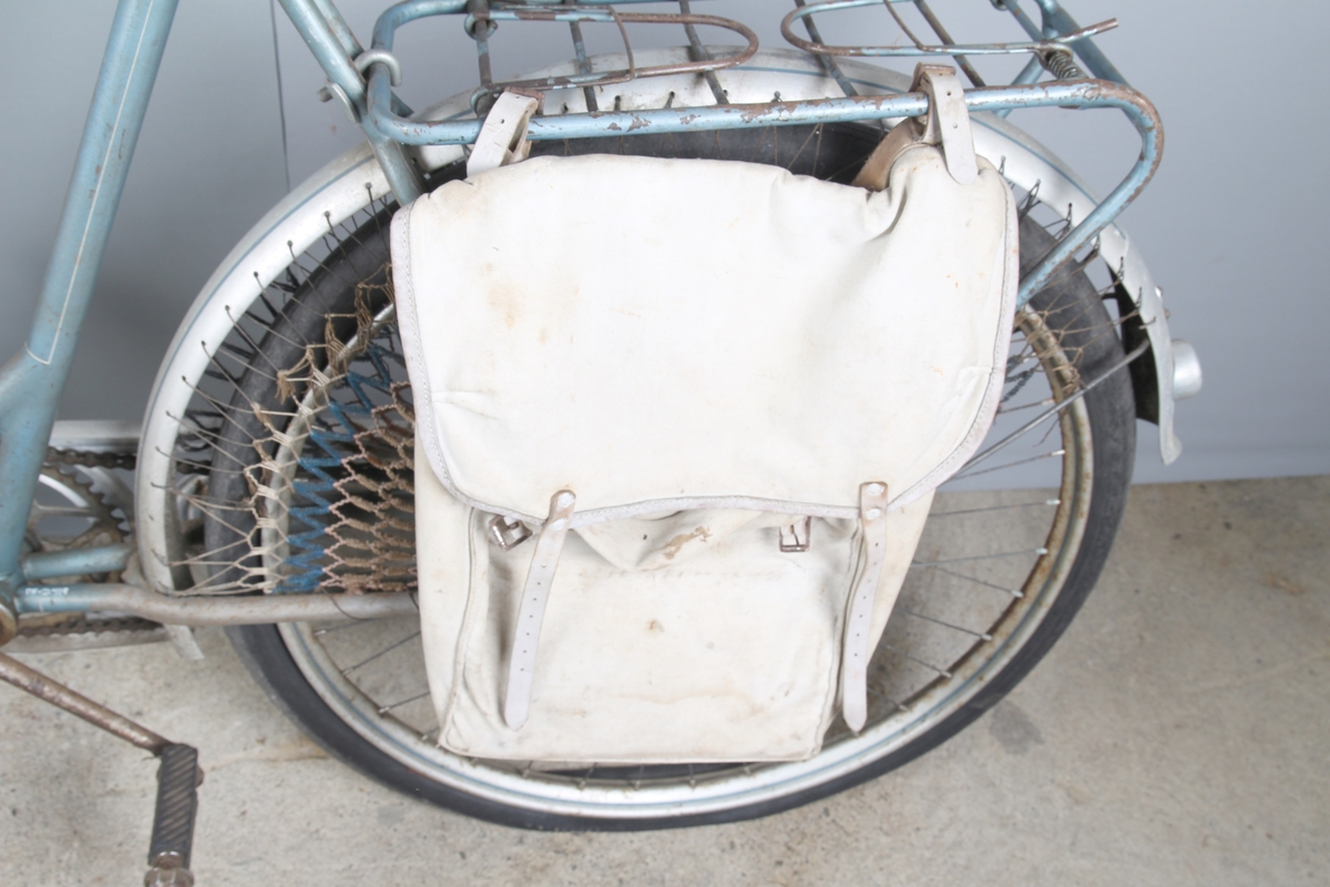 Svithun-sykkel, produsert av DBS for Maskinhuset i Stavanger. Damesykkel med hvit sykkelveske.