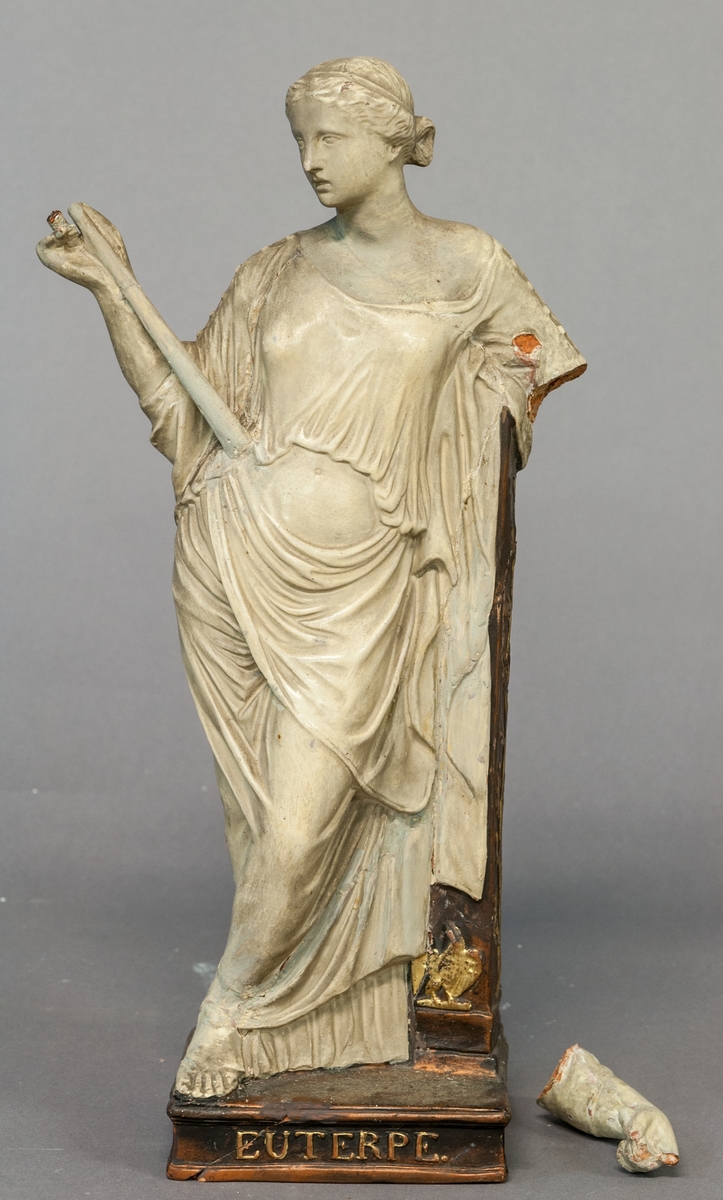 Kat. kort: Statyett av terracotta, föreställande "Euterpe". (mycket trasig)