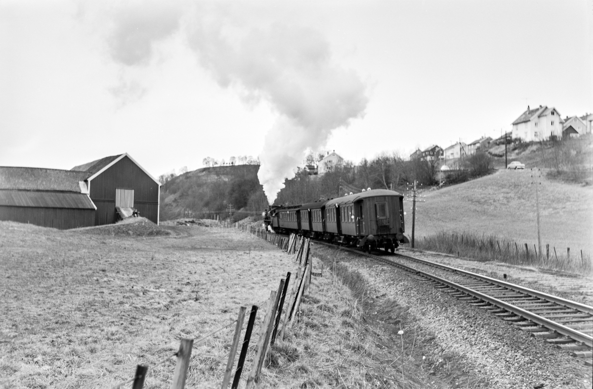 Forstadstog nr. 1726 fra Trondheim til Støren ved Stavne. Toget stoppet på alle stasjoner og holdeplasser og brukte 1 1/2 time til Støren. Toget trekkes av damplokomotiv type 26c nr. 411.