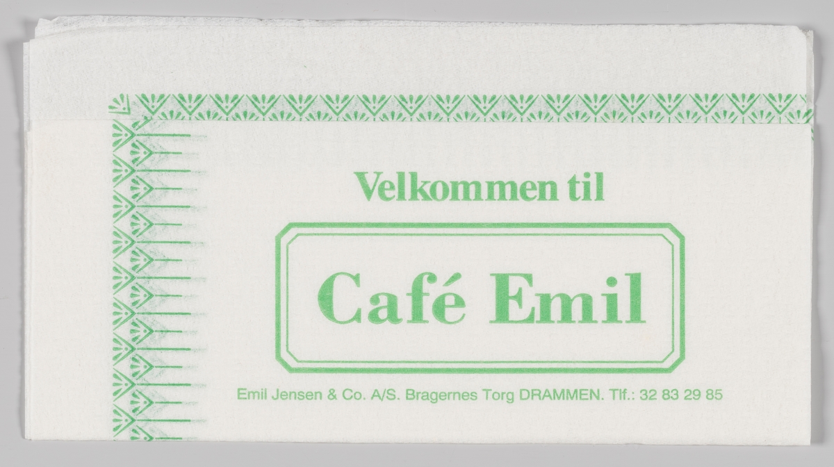 Mønsterbord langs kanten og en ramme med reklametekst for Cafè Emil i Drammen.
