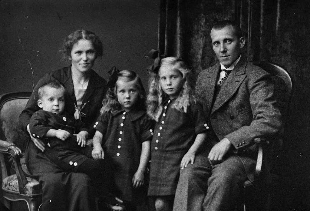 Familien til Ingeborg og Abraham Kalberg med tre born. Seinare fekk dei to til Terje og Aud. F.v. Lars Kalberg (7.4.1924 - ), Berit Kalberg (25.12.1921 - ) g. m. Ådne Søyland, Grete Kalberg (22.9.1920 - ) g. m. Reinert Nedrebø, mor Ingeborg Kalberg f. Undheim (13.3.1893 - 12.6.1963), far Abraham Kalberg (11.5.1889 - 6.12.1935)