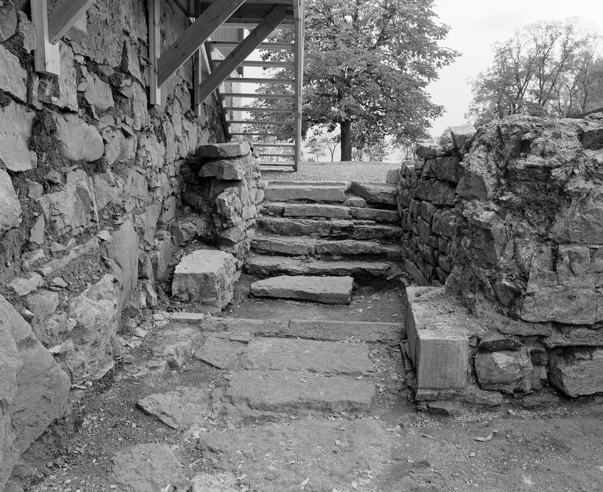 Arkeologiske undersøkelser i kjellerruin vest for drengestua 1986-1989. Trapperommet i den nyere delen av kjelleranlegget.