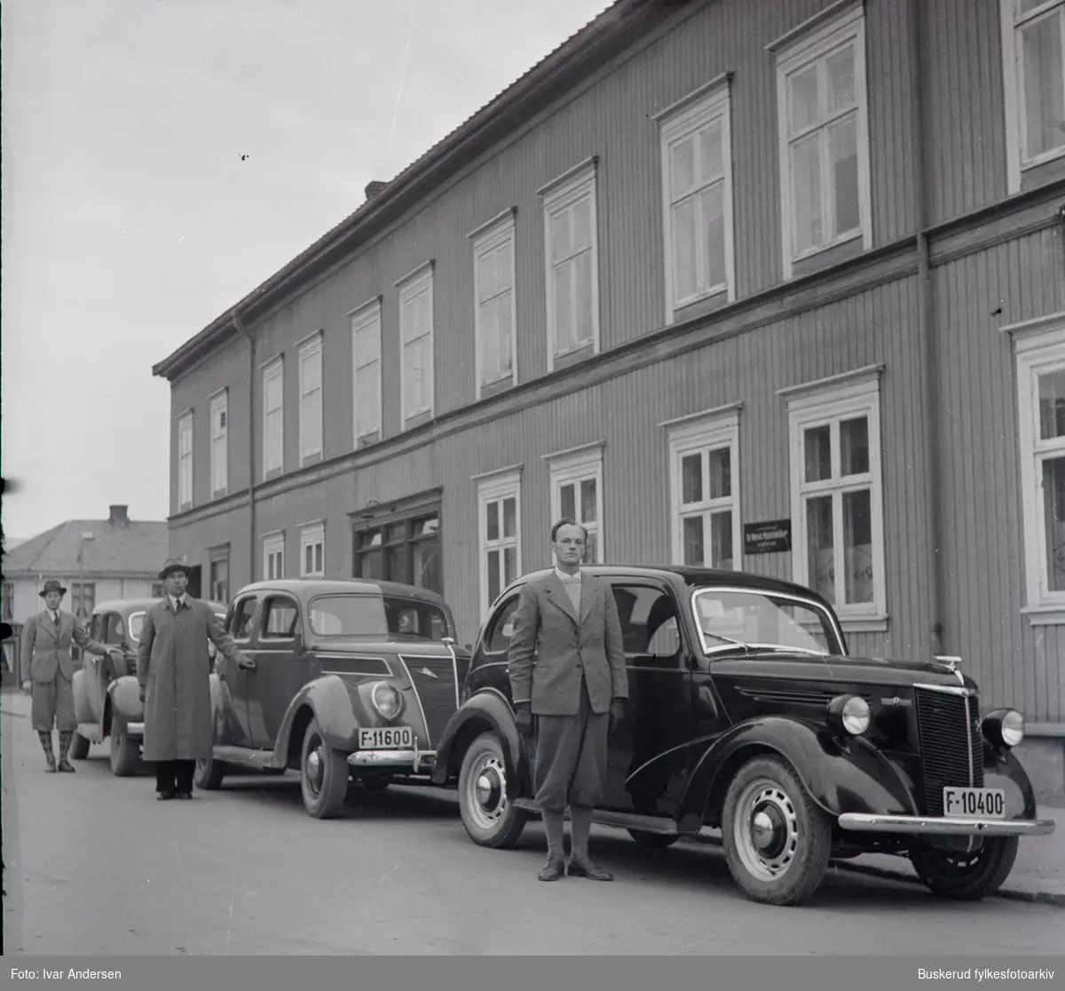 Ansatte ved Skøien kolonial i Hønefoss. Etablert i Hønefoss i 1923