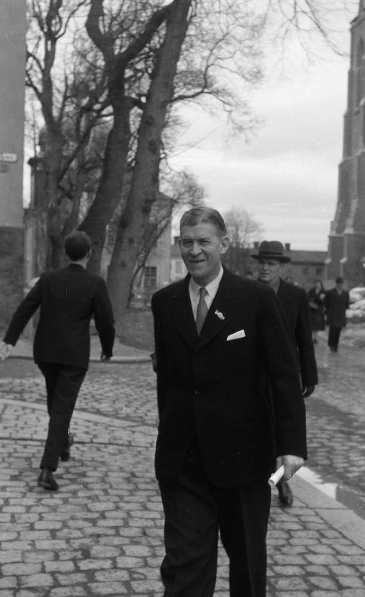 Uppsala domkyrkas gosskör på väg till repetitionslokalen efter framträdande i kyrkan, Uppsala 1962