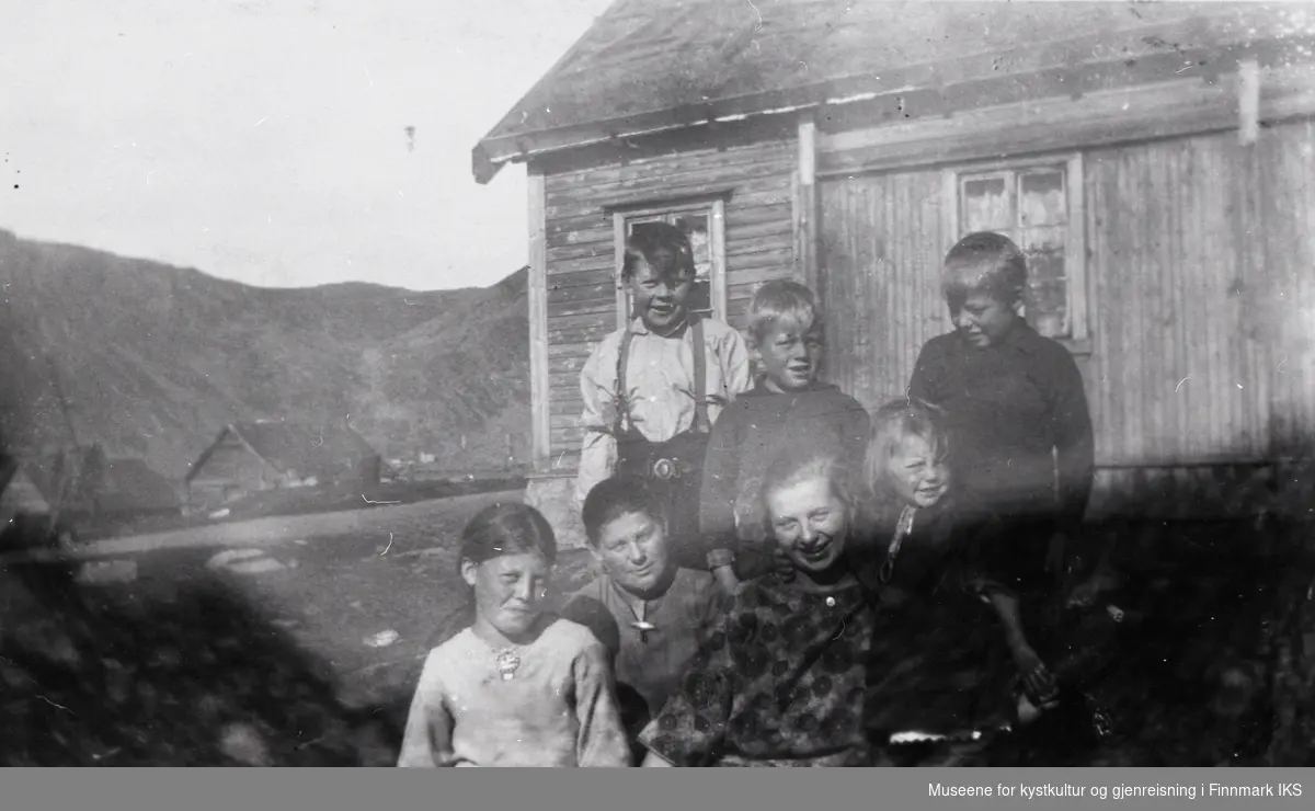 Nordvågen. Gruppebilde. Helene Kristiansen med noen av sine barna. Omkring 1925.