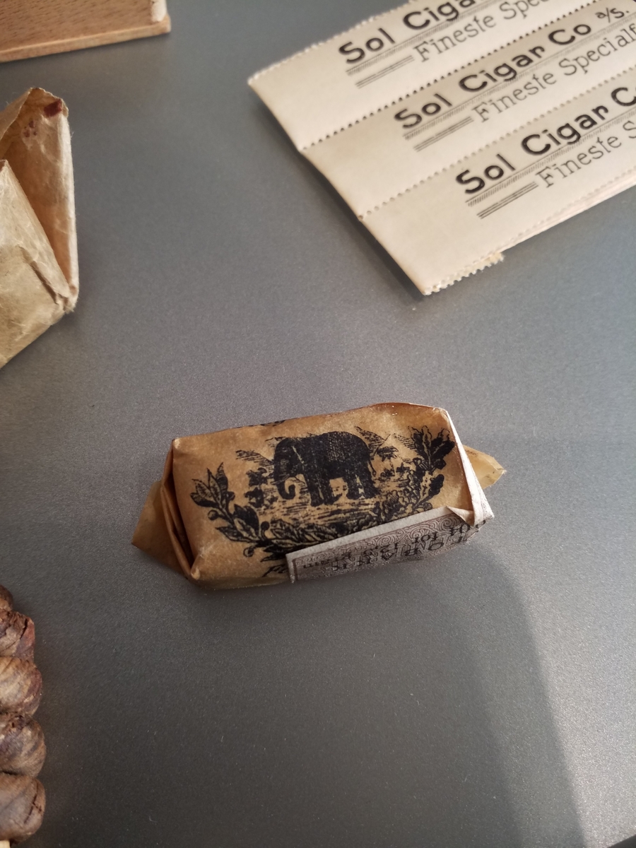Skråtobakk i original innpakning. Motiv av elefant på pakningen.