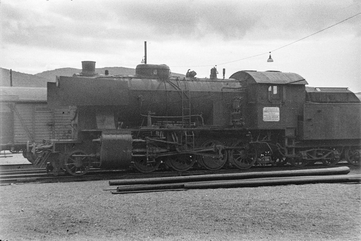 Hensatt damplokomotiv type 33a nr. 299 på Bergen stasjon.
