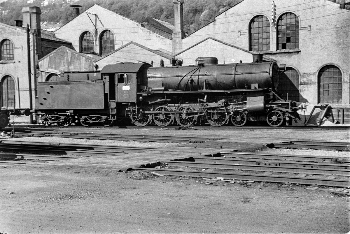 Damplokomotiv type 31a nr. 285 ved lokomotivstallen på Bergen stasjon.
