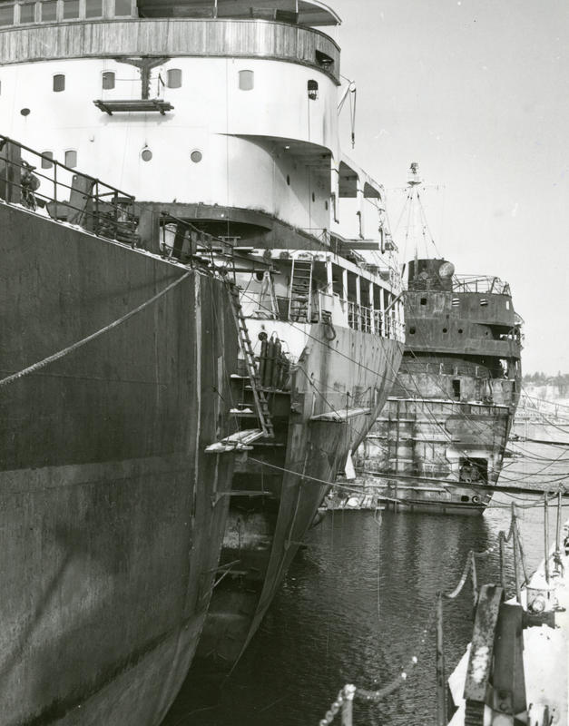 Forskipet til bulk-carrier «Etnefjell» og akterskipet til M/T «Olav». I bakgrunnen sees det utbrente akterskipet til «Etnefjell». I april 1969 fikk det "nye" skipet navnet «Besna». Foto: Norsk Maritimt Museum