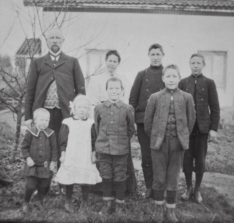 På dette bildet fra ca. 1908, er hele familien samlet.