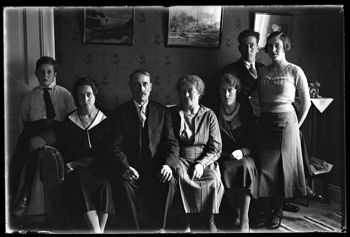 Familjeporträtt på familj bestående an fyra kvinnor och tre män i olika åldrar. I fotografens anteckningar står det "Antonssons, Vadsjö".