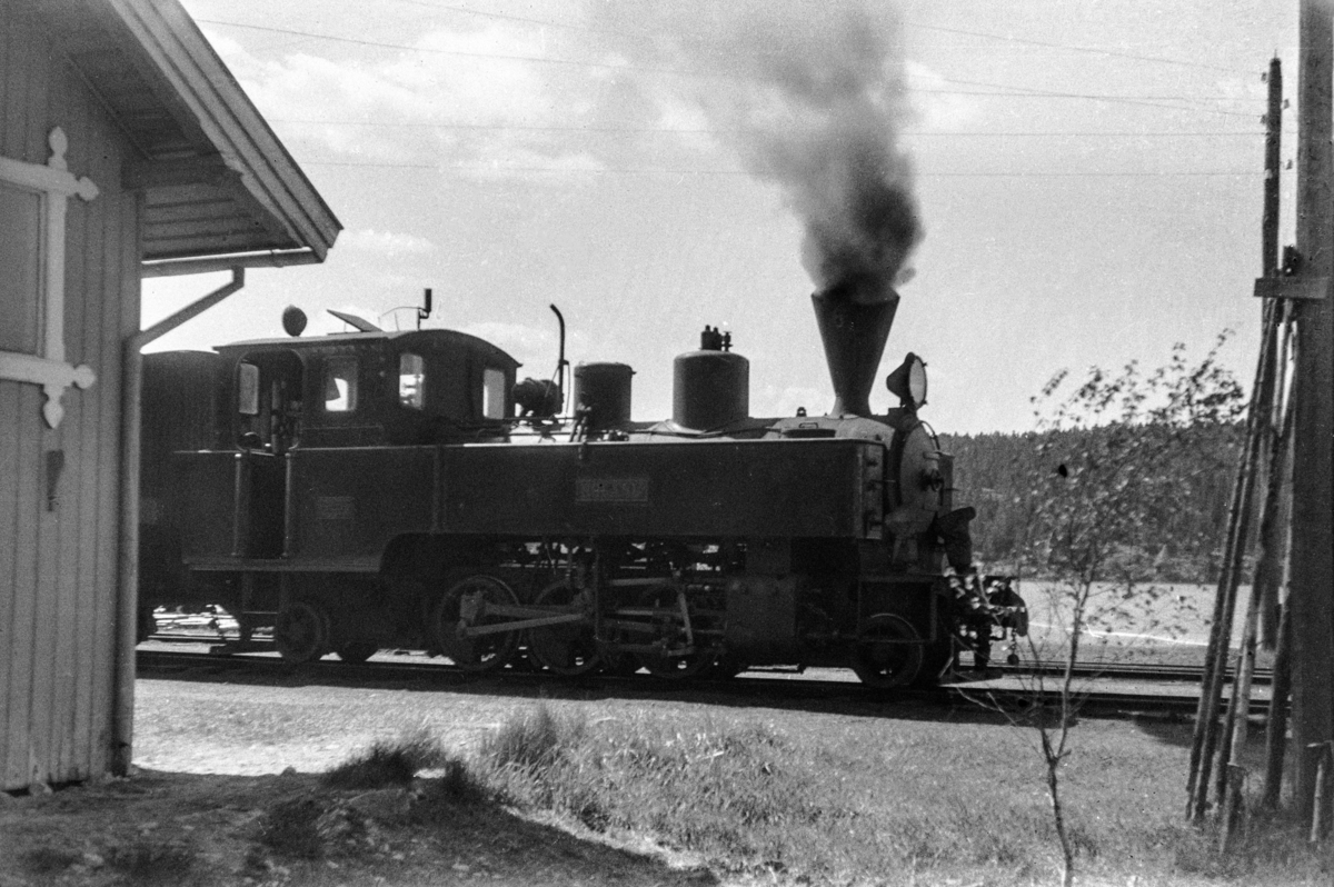 Blandet tog fra Skulerud til Sørusamd på Skulerud stasjon. Toget trekkes av damplokomotiv nr. 6 HØLAND.