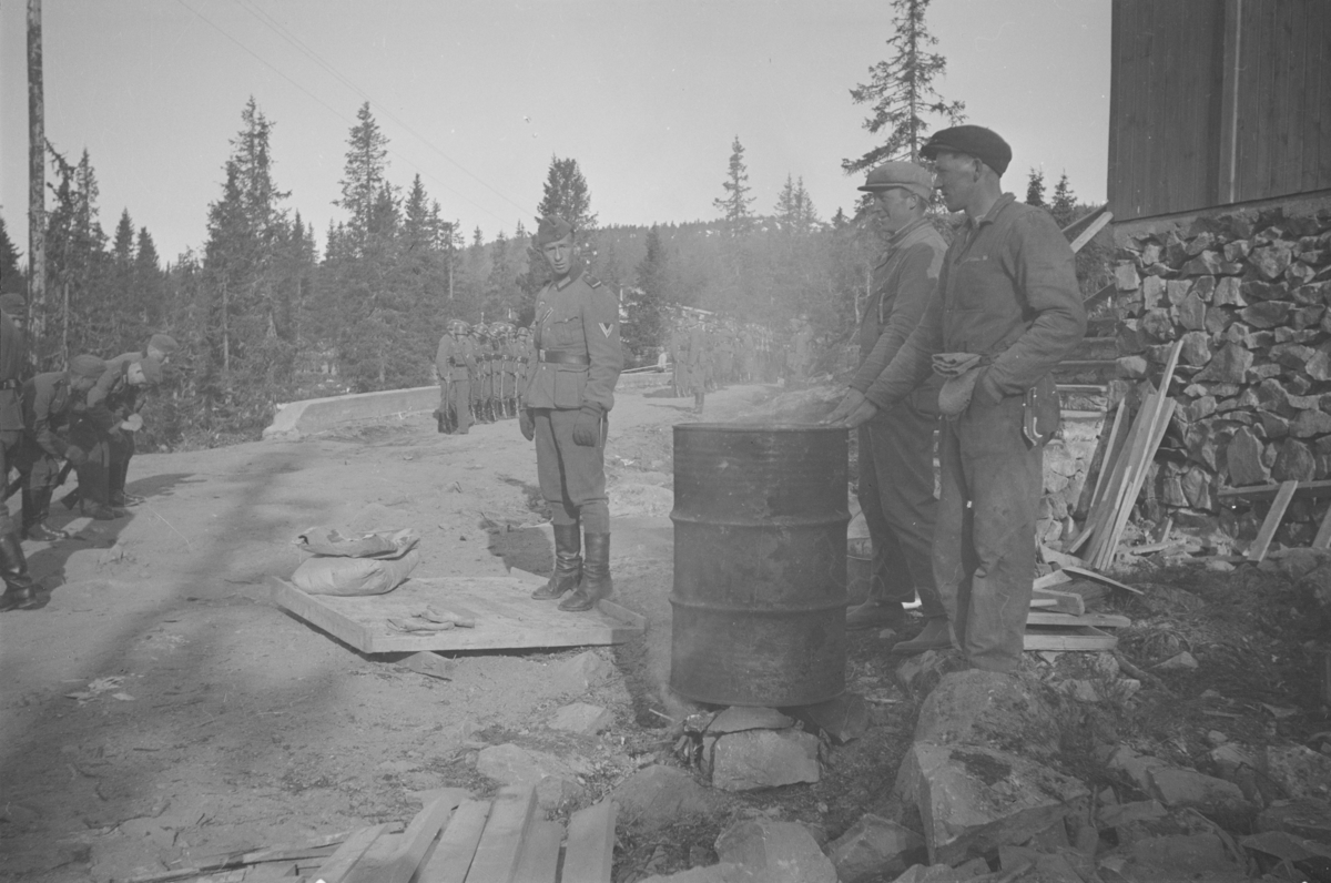 Fra Nordseter under krigen. Tysk tropp. Ved tønna Olav Børresen og Hans ...