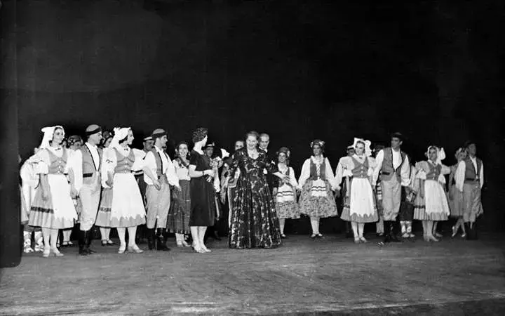 Kirsten Flagstad som operasjef i Den Norske Opera og Ballett. Bilde er med Kirsten Flagstad foran sangere og dansere på scenen Hamar Teater.