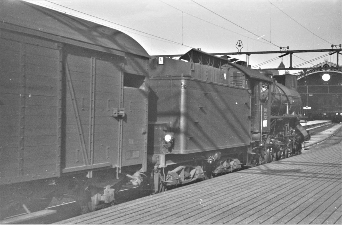 Damplokomotiv type 31a nr. 284 bakker ut fra Oslo Østbanestasjon.