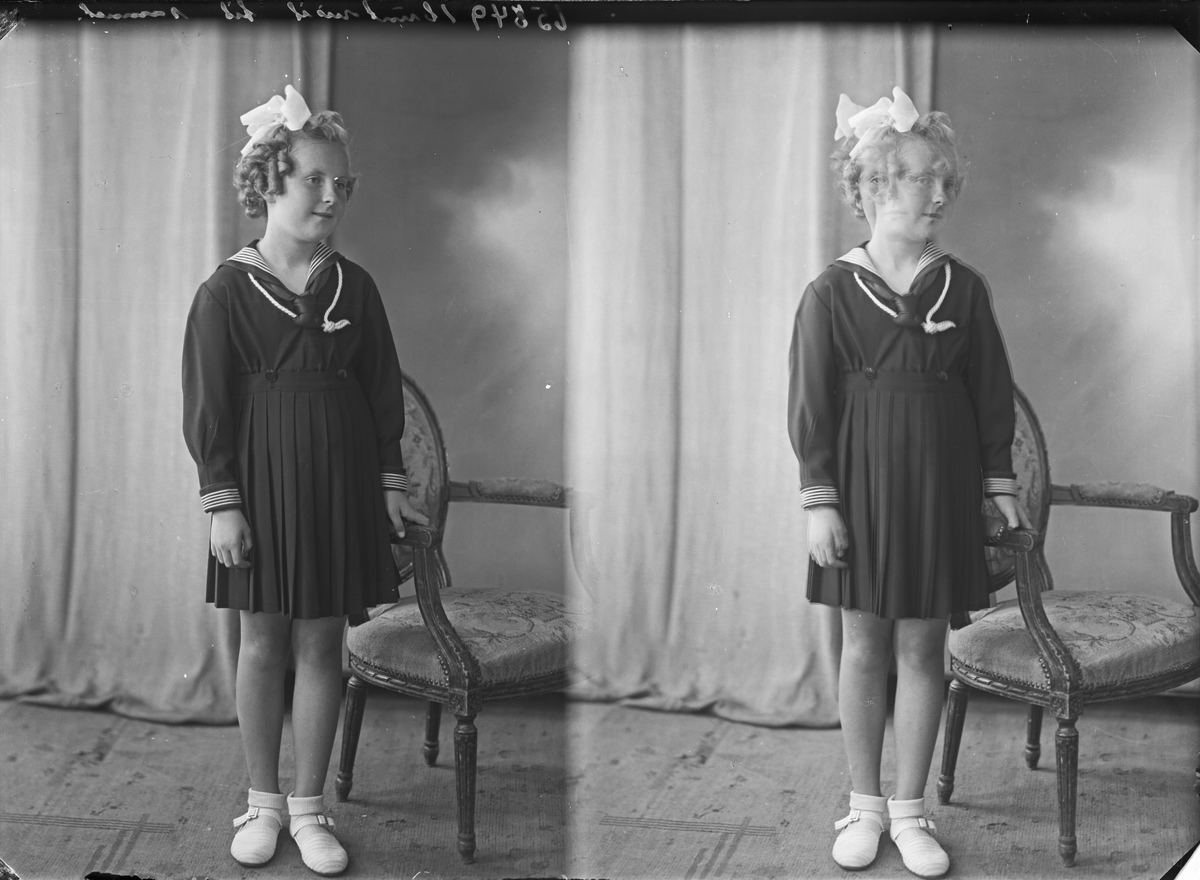 Portrett. Ung lyshåret pike med sløyfe i håret. Poserer i både mørk og lys kjole. Bestilt av Otelie Larsen.