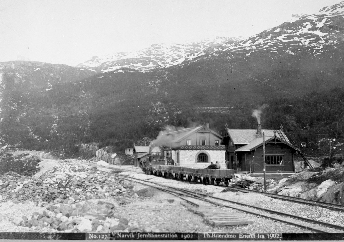 Bilde 1: Narvik Jernbanestasjon fra 1902
Bilde 2: Narvik sett fra Gulbransons park.  T.v. Oscarsborg med bl.a. Grand Hotel og t.h. Frydenlund.  I mellom jernbanen til Fagernes og malmkaiene.