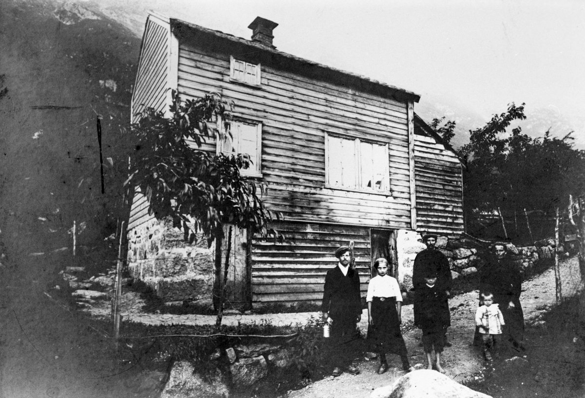 Familie framfor bustadhuset sitt på Mannsåker.
