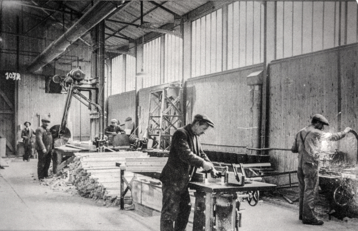 Arbeidarar i ein fabrikkhall på zinkfabrikken