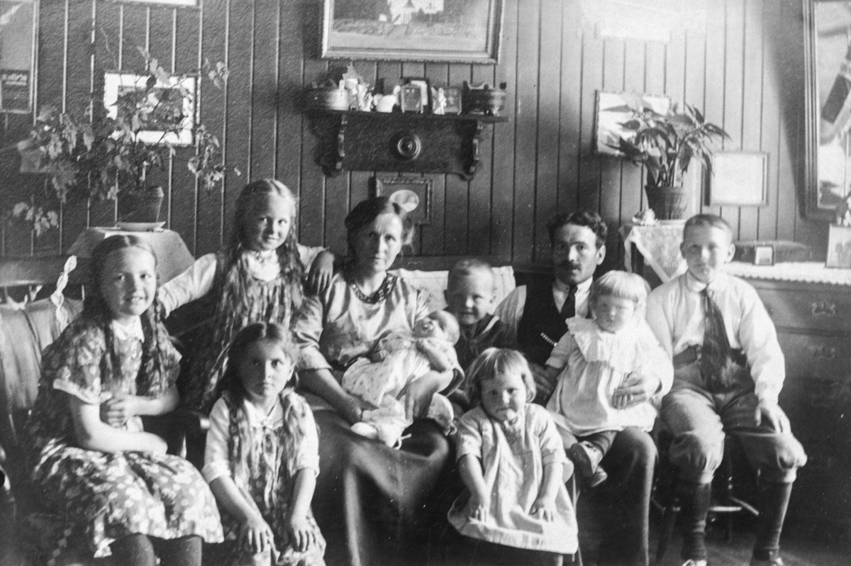 Familien Rokne i stova i Murboligen
