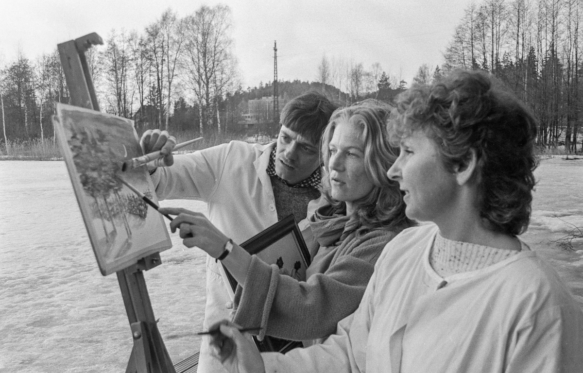 Kolbotn malerklubb, en mann og to damer med pensel forann et staffeli
