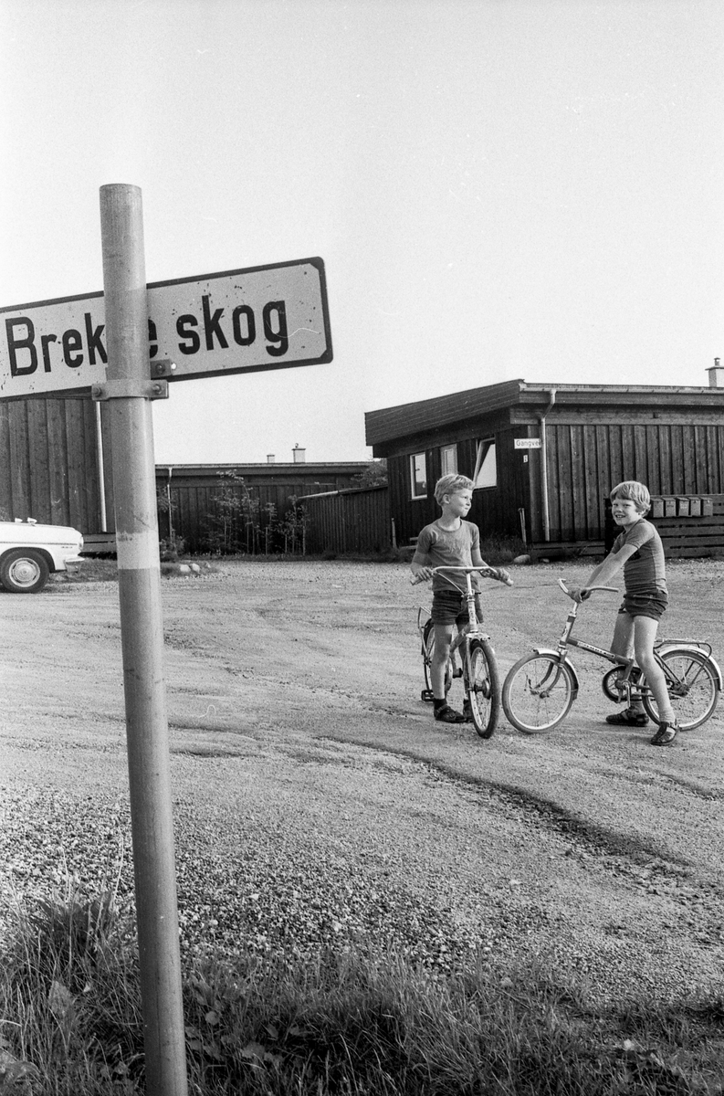 Brekkeskog Boligfelt. To gutter på sykler.
Fotograf: ØB Ukjent