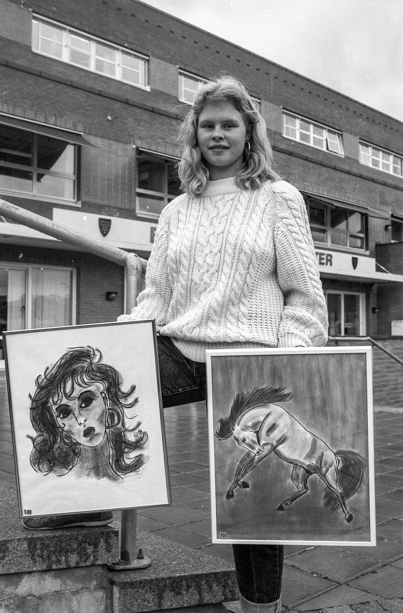 Christina Hassel 13 år med utstilling i Kolbotn Bibliotek.