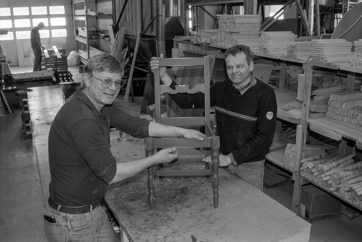 Enebakk Møbelsnekkeri A/S i Kirkebygda i Ytre Enebakk, leverer patinerte furumøbler i lokal gammel design. fra venstre: Tore Nilsen og daglig leder Arild Buer.