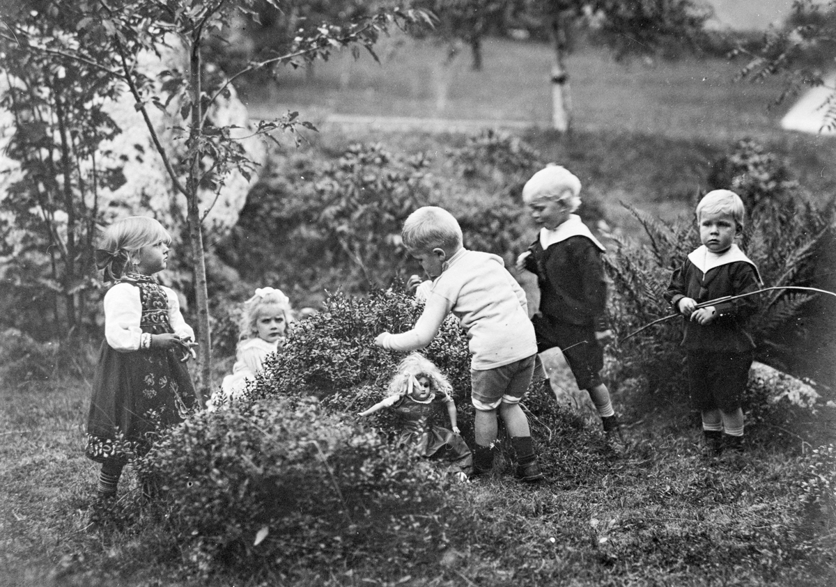 Barna til Rosengren og Petersson plukker bær.