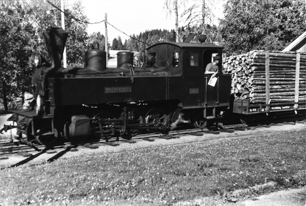 Aurskog-Hølandbanens damplokomotiv nr. 4 SETSKOGEN med blandet tog på Aurskog stasjon. Bak lokomotivet en godsvogn, To 44, lastet med kubb.