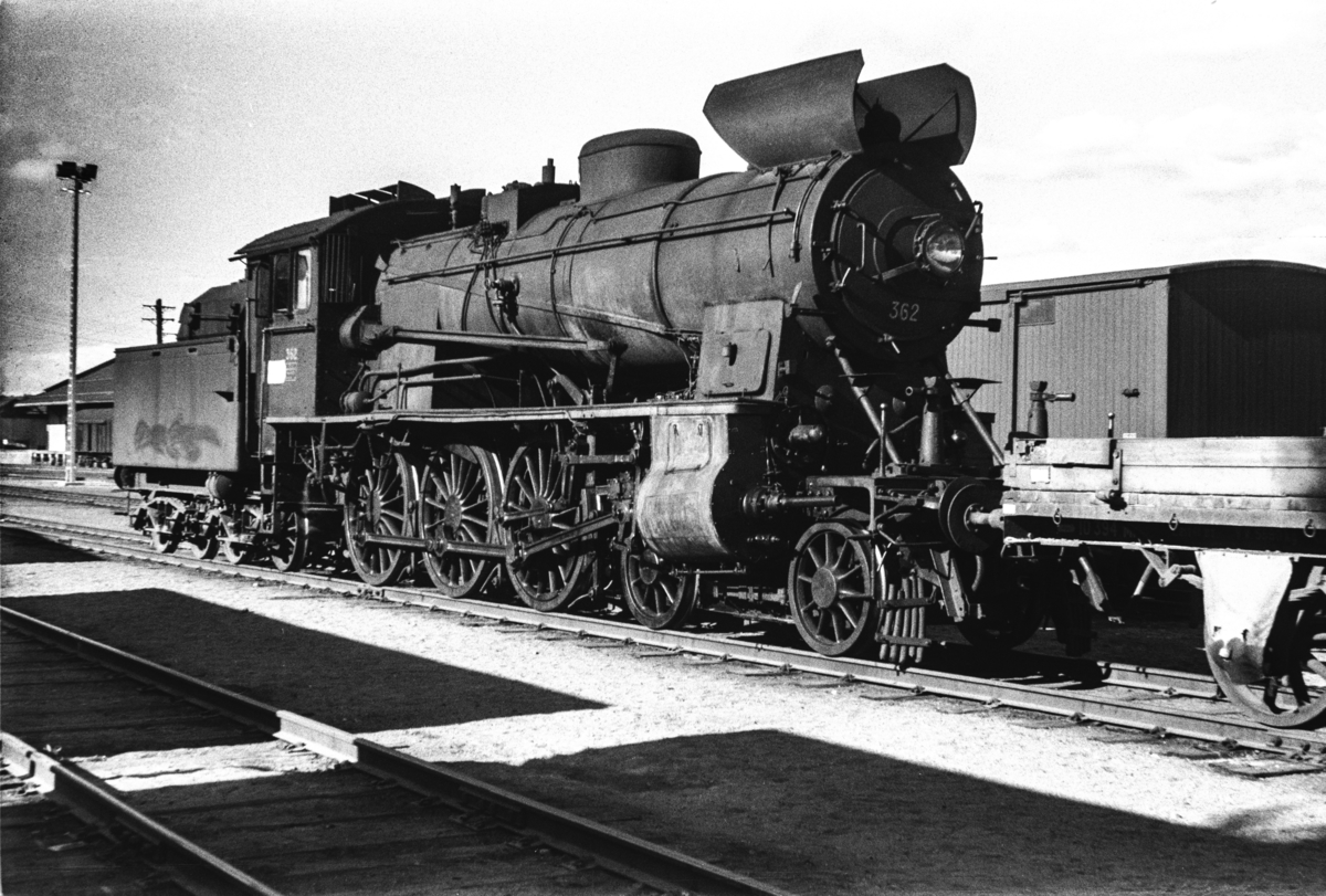 Damplokomotiv type 30b nr. 362 med godstog på Elverum stasjon.