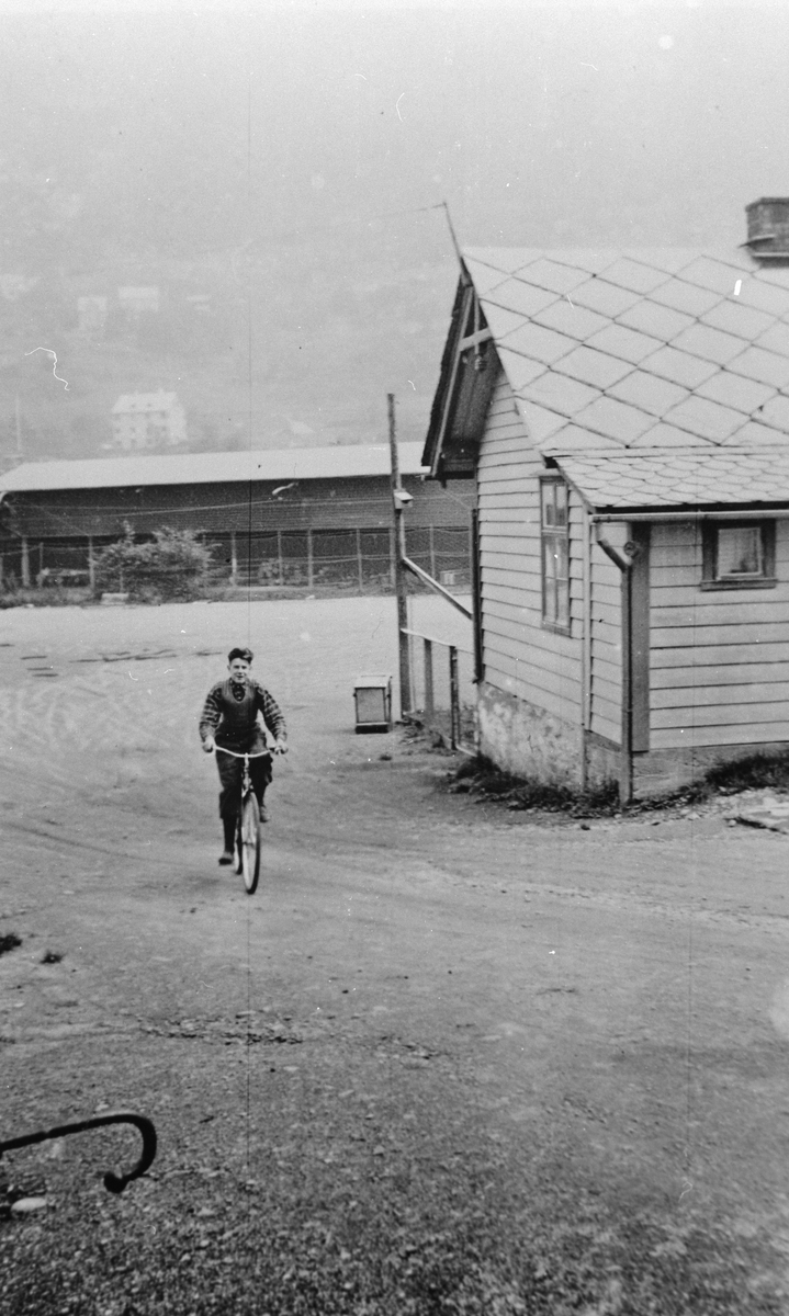 Lasse Opheim på sykkel over fotballbanen på Almerket. 