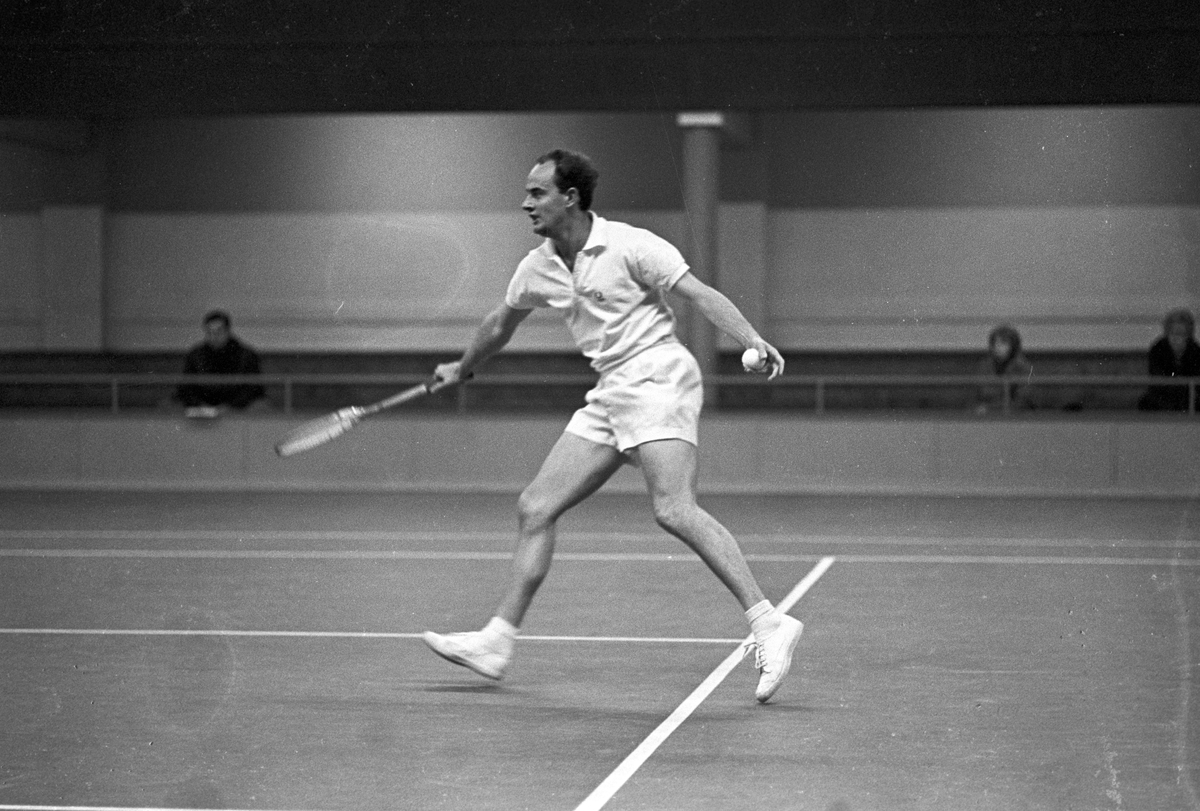 Tennisspiller i kamp, Norge-England. Fotografert 15. november 1965