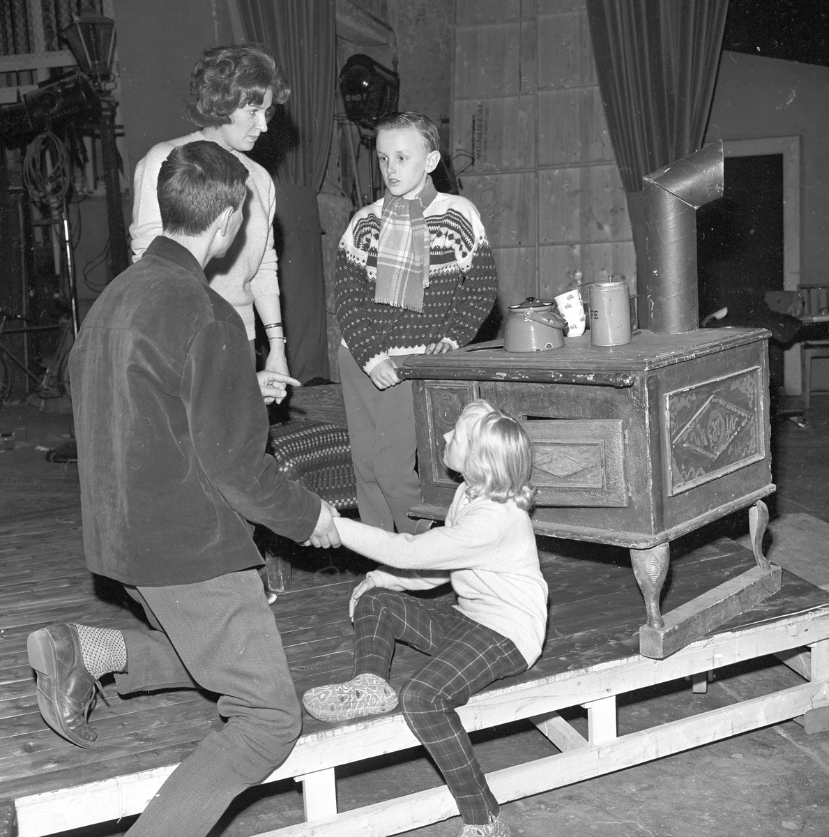 Antagelig fra prøver på oppsetning av musikalen "Trost i taklampa". Sølvi Wang med flere barn på scenen. Fotografert mars 1963.